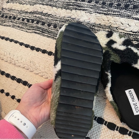 Steve Madden Camo Slippers Slip On - Picture 6 of 8